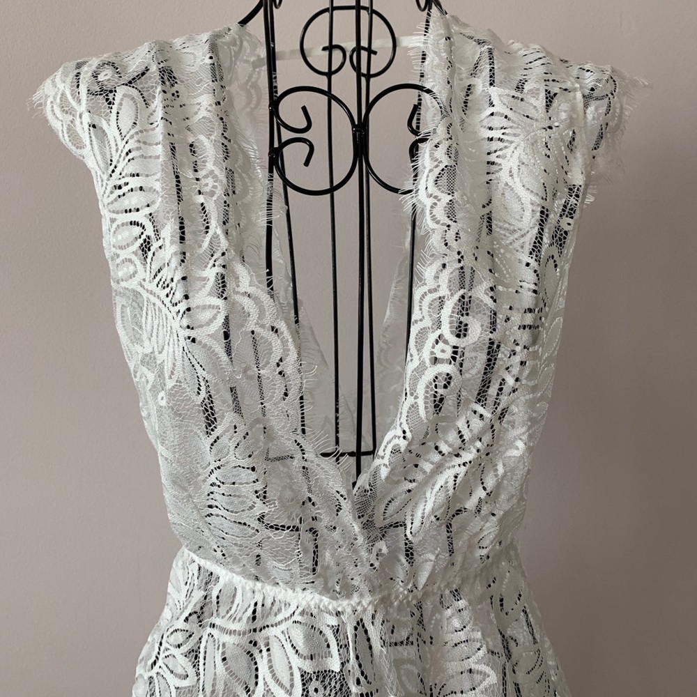📦 MOVE OUT SALE - White V-Neck Floral Sheer Lace Romper - Picture 5 of 10